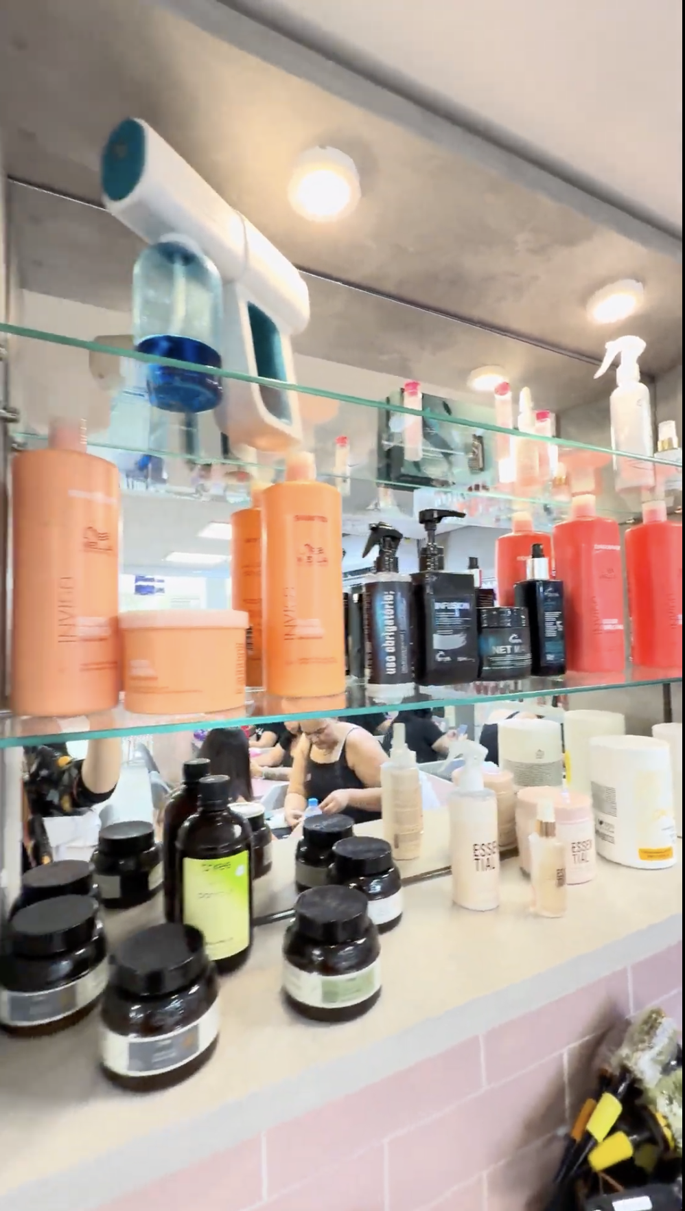 Prateleira de produtos profissionais no Beauty Club Santos
