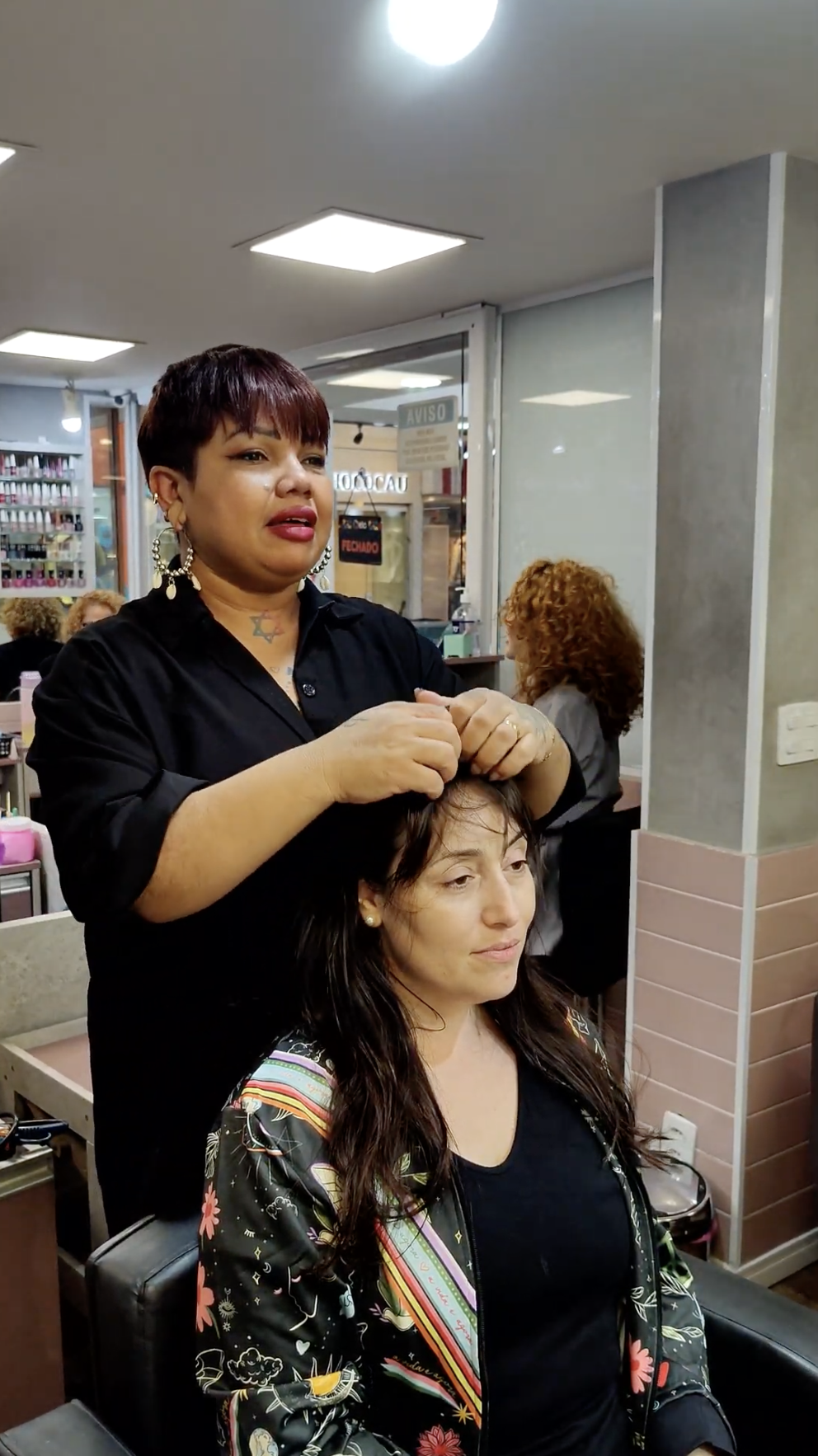 Profissional atendendo cliente no Beauty Club Santos